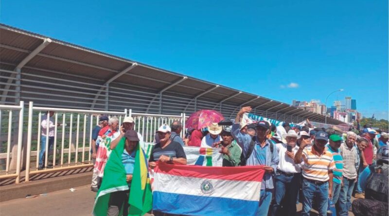 Ex Trabalhadores Da Margem Paraguaia Da Itaipu Fecham A Ponte Da