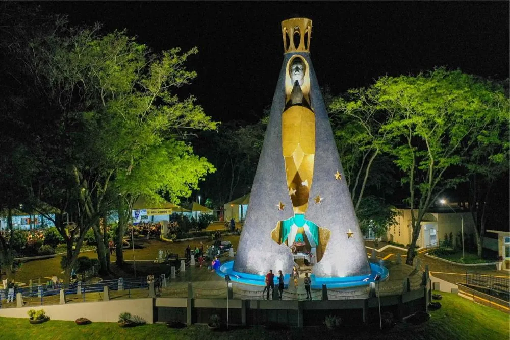 Localizada no ponto mais alto de Itaipulândia, a 367 metros de altitude, o monumento de Nossa Senhora possui 26 metros (Foto: divulgação)