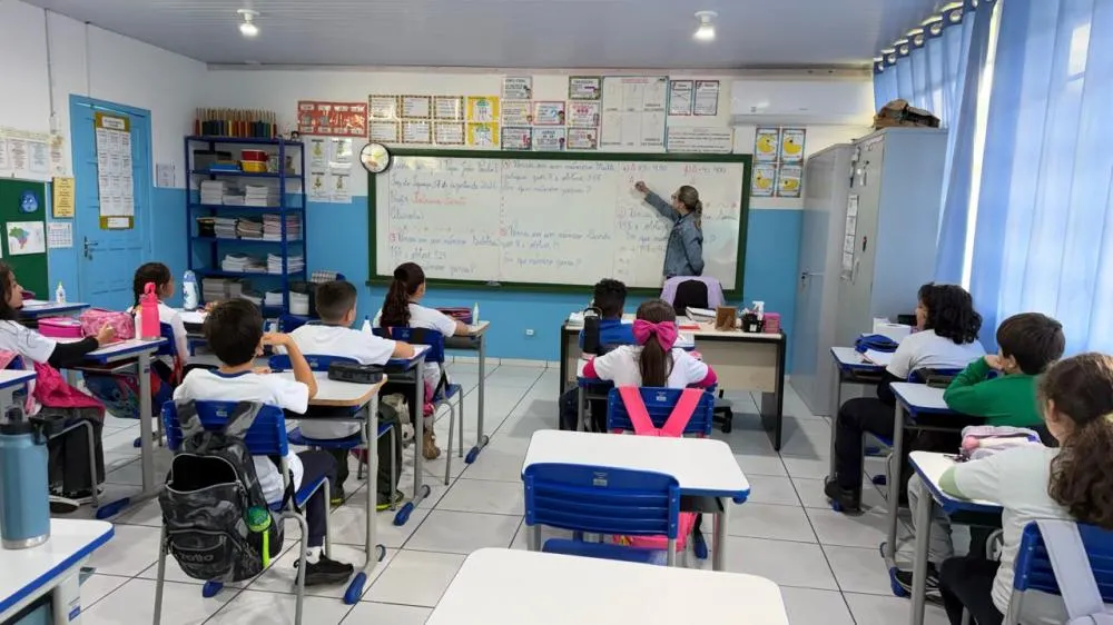 Rede municipal de Foz do Iguaçu alcançou nota 7,7 no IDEB e terá premiação paga em duas parcelas.