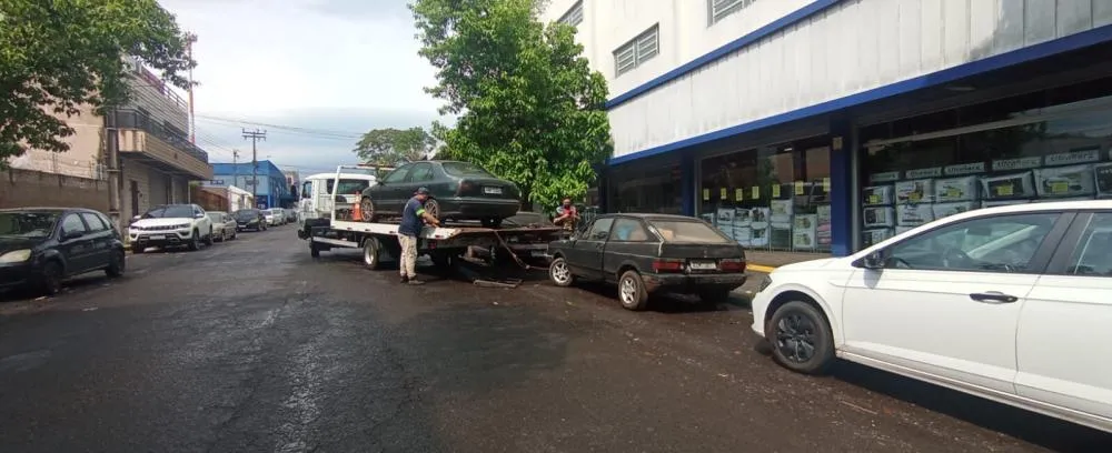 Alguns dos veículos apresentavam condições de abandono, como vidros quebrados e acúmulo de sujeira.
