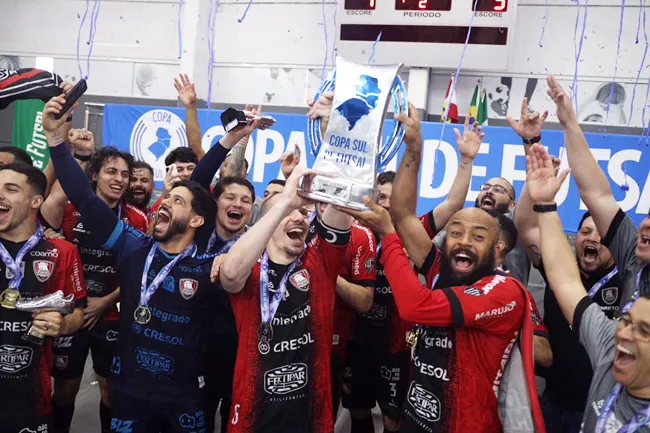 O Campo Mourão é campeão da 16ª Copa Sul de Futsal/ Foto: Roger Silva