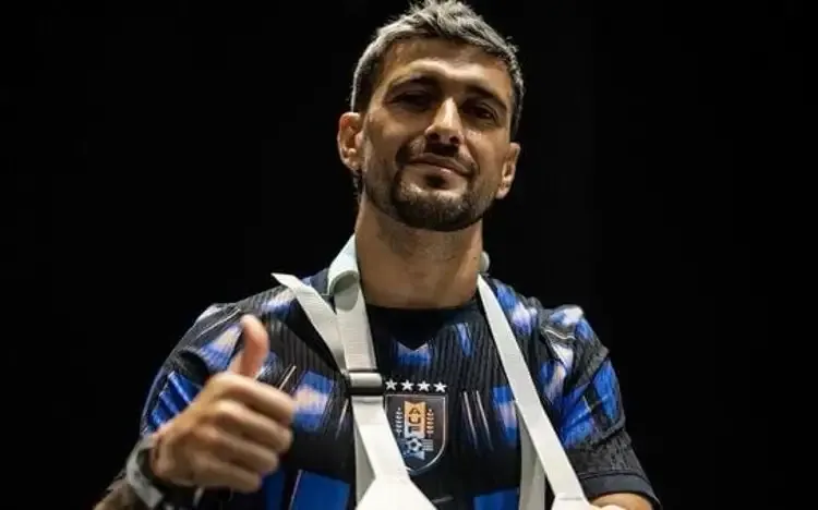 Uruguai se pronuncia e divulga foto de Arrascaeta, do Flamengo, com tipoia (Foto: Seleção do Uruguai / @Uruguay)