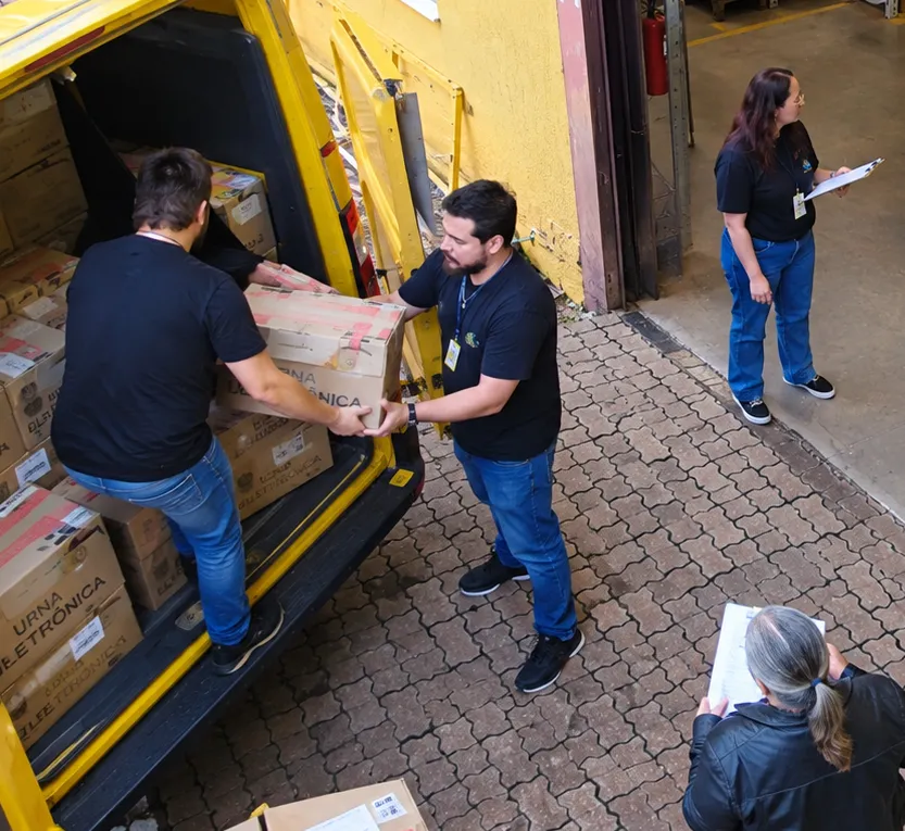 Urnas eletrônicas começaram a ser transportadas nesta sexta-feira (2) para os locais de votação em Foz do Iguaçu e Santa Terezinha de Itaipu.  Foto: divulgação