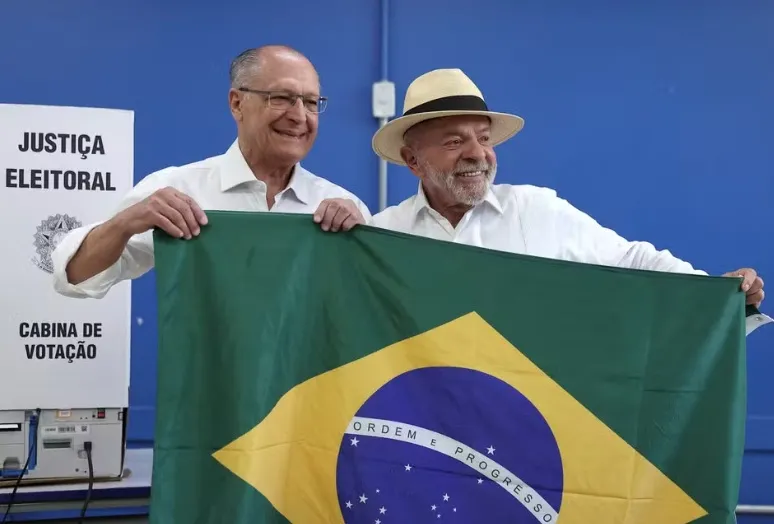 O presidente Luiz Inácio Lula da Silva votou pela manhã em São Bernardo do Campo, no ABC Paulista. Foto: Reuters/Amanda Perobelli