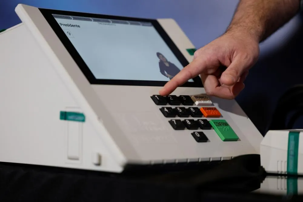 Eleitores começaram a chegar aos locais de votação em Foz do Iguaçu neste domingo, quando 626 urnas estão distribuídas pela cidade.