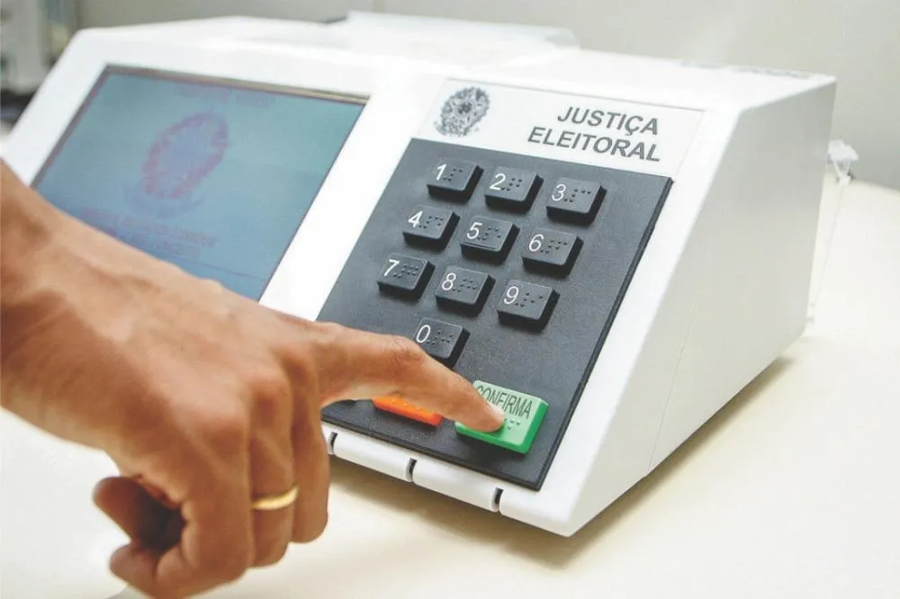 De forma geral, o pleito transcorreu de forma tranquila e pacífica; eleitores que aguardavam na fila de votação antes das 17h de domingo (4) receberam senhas (Foto: divulgação)  