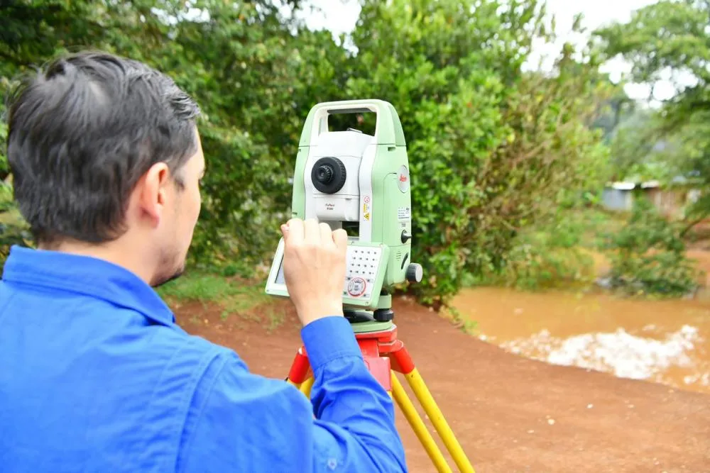 Profissionais da Itaipu fazendo avaliações na área de alagamento.Fotos: Andrés Zarate/Itaipu Binacional
