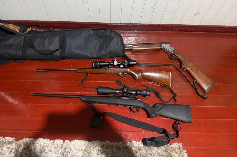 Polícia Federal apreendeu armas, munições, carne de caça e palmito durante operação que investiga caça ilegal no Parque Nacional do Iguaçu. Foto: Divulgação- Foto:PF