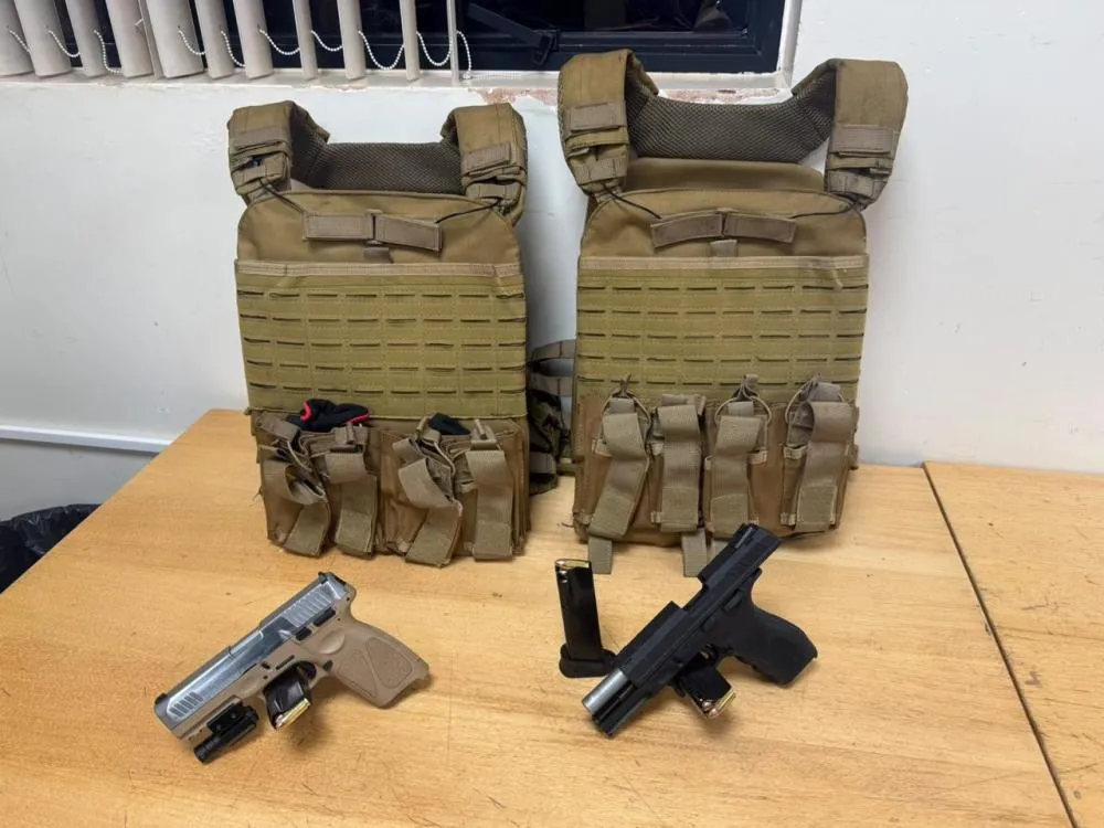 Suspeitos estavam com pistolas, carregadores sobressalentes e coletes balísticos quando foram abordados pelas equipes de segurança. Foto: Polícia Federal.