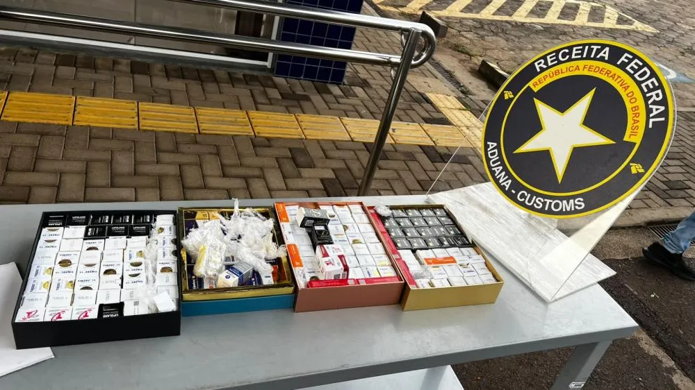 Receita Federal apreendeu cerca de R$ 450 mil em eletrônicos e medicamentos escondidos em malas e embalagens durante fiscalização. Foto: Divulgação.