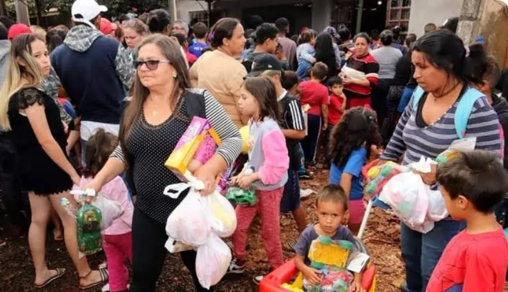 Famílias recebem brinquedos durante edição anterior da festa de Dia das Crianças na Comunidade do Bubas. Neste ano, a campanha busca novamente mobilizar a sociedade para atender milhares de crianças. Foto: divulgação/Comunidade do Bubas.