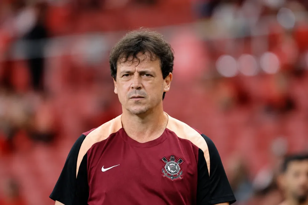 Fernando Diniz foi demitido pelo Corinthians após derrota para o Internacional e sequência de sete derrotas consecutivas no Brasileirão. Foto: divulgação