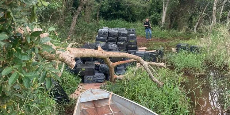 Cerca de 40 mil maços de cigarros de origem paraguaia foram apreendidos durante operação integrada no Lago de Itaipu. Foto: Polícia Federal