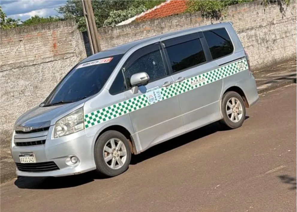 O condutor da van havia acabado de chegar do Paraguai quando foi cercado por quatro homens armados (Foto: reprodução redes sociais)