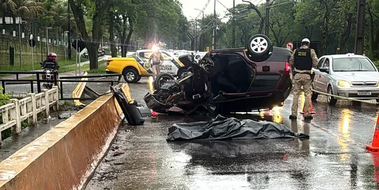 Automóvel ficou com a parte dianteira destruída após bater contra a mureta da Avenida Tancredo Neves, no acesso à Itaipu Binacional, na manhã desta sexta-feira (9). Foto: Rádio Cultura Foz.