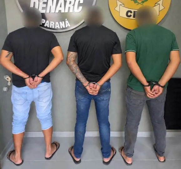 Os suspeitos, de 22, 29 e 30 anos, foram detidos em flagrante, sendo autuados por tentativa de latrocínio e outros crimes-Foto: Denarc