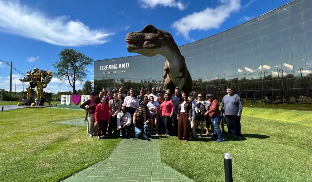 Visita ao Museu de Cera, ao Maravilhas do Mundo e ao Vale dos Dinossauros proporcionou momentos de descontração a pacientes atendidos pelo CAPS II.- Foto: divulgação