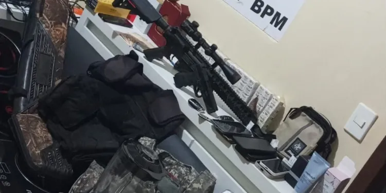A operação resultou na apreensão de três veículos, simulacros de fuzil e pistola, duas capas de colete, sete celulares e R$ 3.430 em dinheiro- Foto:PM