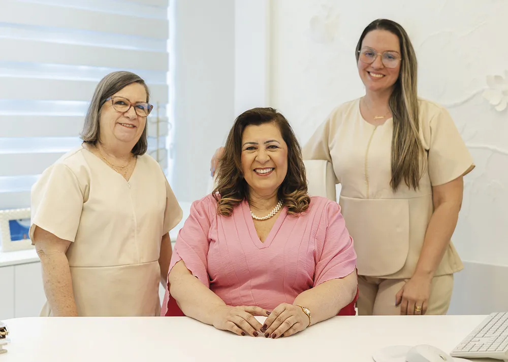 Dra Marília Silva de Souza e sua equipe de apoio de atendimento e acompanhamento aos pacientes. Arquivo pessoal
