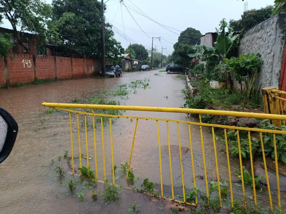 Alagamentos em Foz: temporal iniciado na noite de domingo provocou pontos de inundação em cinco ruas, queda de árvore e danos nos telhados de três residências. Foto: Defesa Civil.