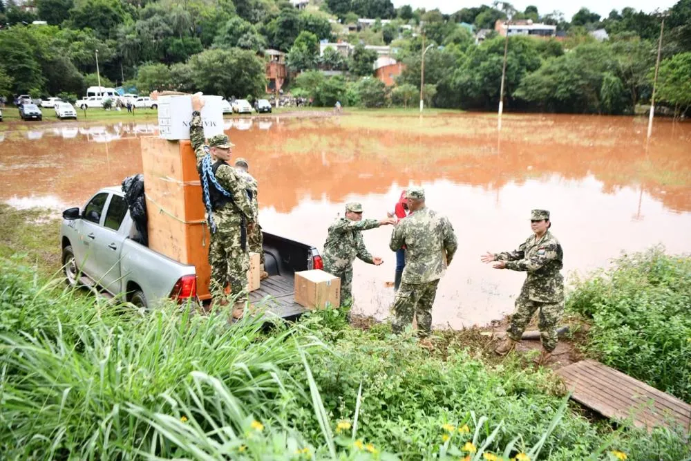  Famílias recebem assistência no Paraguai: Itaipu mobiliza equipes, militares, voluntários e moradores para retirar pessoas e pertences das áreas baixas do bairro San Rafael. Foto: Carmelo Galeano/Itaipu Binacional.