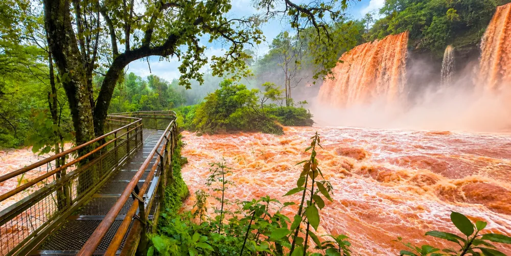  O Parque Nacional Iguazú, na Argentina, reabriu nesta terça-feira (13), após a redução da vazão do Rio Iguaçu.