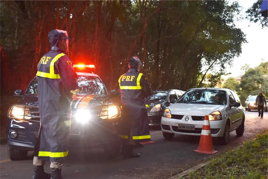 A PRF flagrou 45 motoristas sob efeito de álcool e registrou 1.968 imagens de excesso de velocidade durante