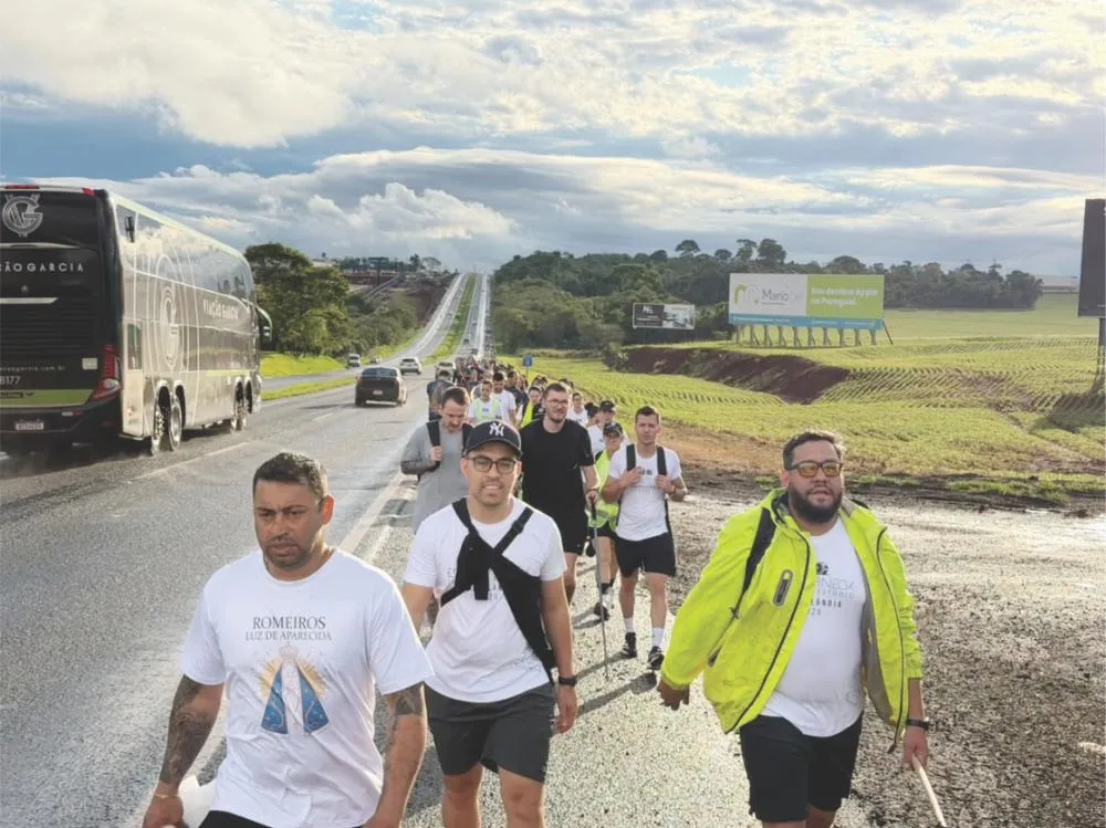 A chuva não desanimou os romeiros, que passaram mais de 15 horas na estrada de Foz a Itaipulândia. Foto: Eduardo Diniz/Prefeitura de Itaipulândia