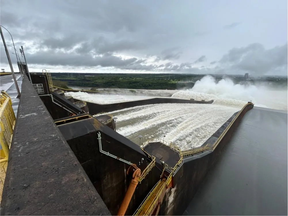 Itaipu abriu a segunda calha do vertedouro nesta terça-feira (13). Pela manhã, a vazão era de 10,7 milhões de litros de água por segundo, em meio à elevação dos rios da região. Foto: Itaipu