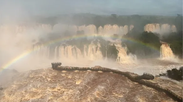 As grades da passarela foram retiradas preventivamente para facilitar a passagem da água, com a vazão do Rio Iguaçu em 10,5 milhões de litros por segundo nesta terça-feira (13). Foto: Urbia+Cataratas-PNI
