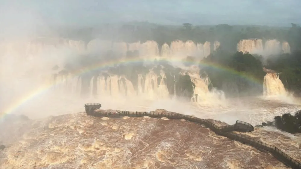 As grades da passarela foram retiradas preventivamente para facilitar a passagem da água, com a vazão do Rio Iguaçu em 10,5 milhões de litros por segundo nesta terça-feira (13). Foto: Urbia+Cataratas-PNI