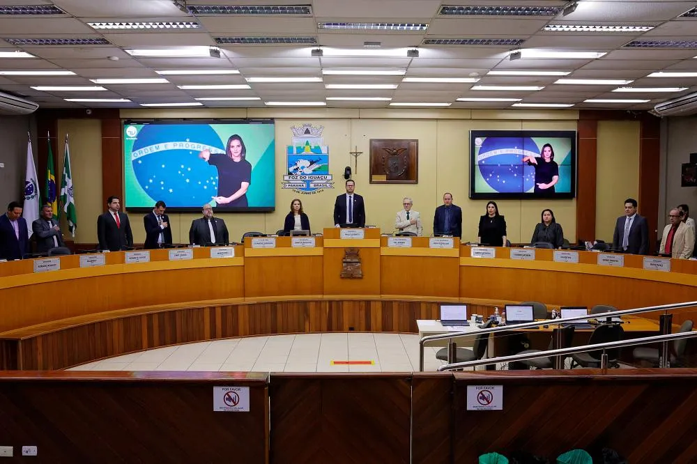 Câmara Municipal de Foz do Iguaçu analisa proposta que estabelece quórum de dez votos para a cassação de vereadores e modifica regras internas do Legislativo.