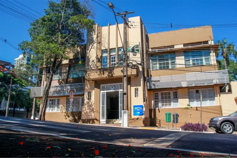 Prefeitura de Foz do Iguaçu terá ponto facultativo em 30 de outubro; atendimento administrativo retorna em 3 de novembro.