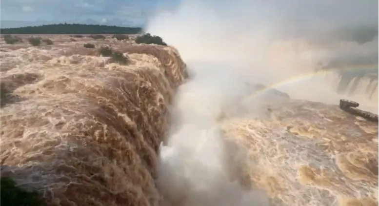 Rio Paraná atinge 121 metros e vazão das Cataratas ultrapassa 15,8 milhões de litros; 386 famílias estão desabrigadas em CDE