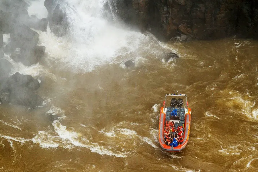 Empresa suspendeu os passeios de barco após a forte elevação da vazão do Rio Iguaçu. Foto: divulgação