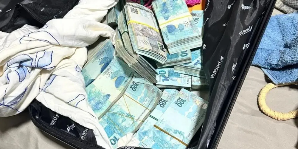 Na operação desta quinta-feira foram apreendidas armas de fogo, drogas e cerca de R$ 270 mil em espécie. (Foto: Polícia Federal)