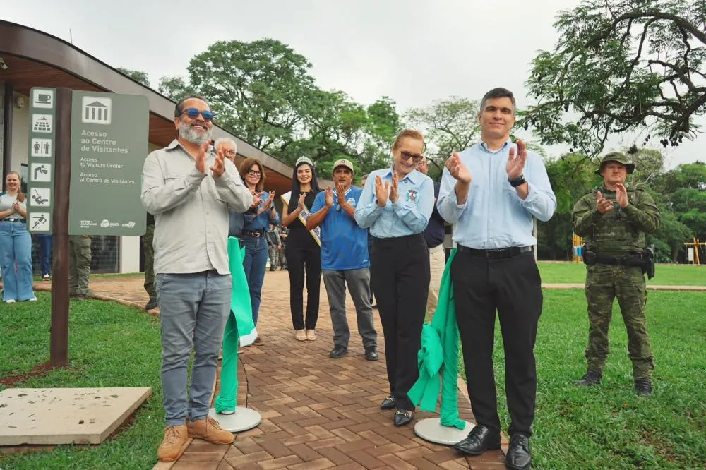 A cerimônia de entrega reuniu autoridades governamentais, lideranças regionais e representantes do setor ambiental e turístico.Crédito das imagens: Urbia+Cataratas e Eagle Eye Company