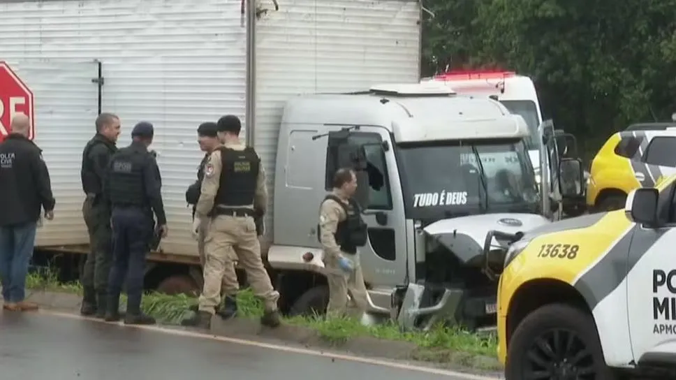 O caminhão foi interceptado após 35 km de fuga, na região da Ferroeste, em Cascavel-Foto: reprodução vídeo RPC