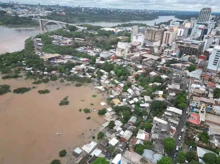 Município de CDE tem grande área tingida pela cheia do Rio Paraná; famílias ainda não sabem quando voltarão para a casa-Foto: Abc Color/Prefeitura de CDE