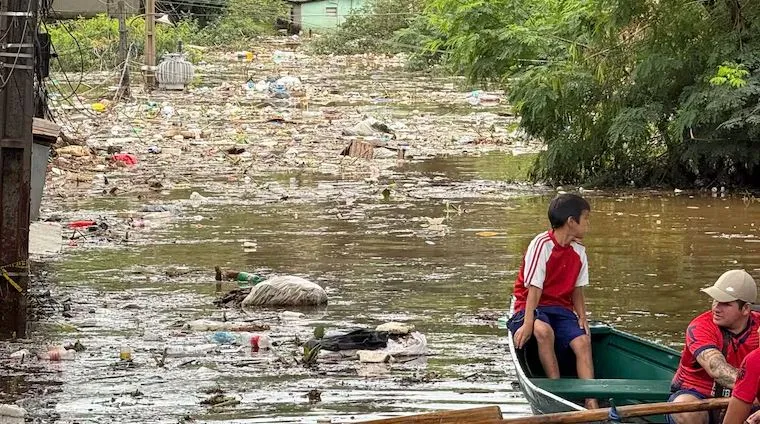 A cheia do Rio Paraná afeta cerca de mil famílias em Ciudad del Este. Apesar do recuo do nível, bairros continuam alagados e a prefeitura mantém a assistência. Foto: ABC Color.