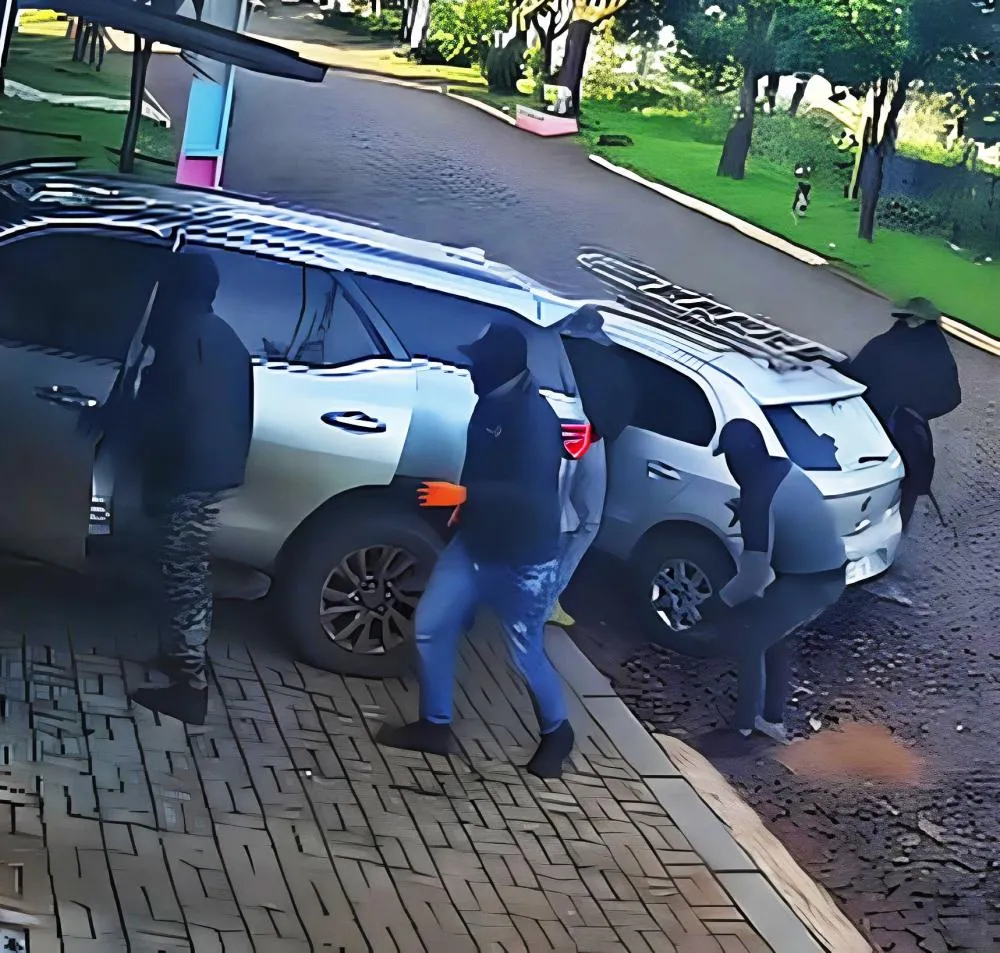 Polícia Nacional do Paraguai analisa imagens de câmeras de segurança para tentar identificar os cinco suspeitos do assalto. Foto: reprodução