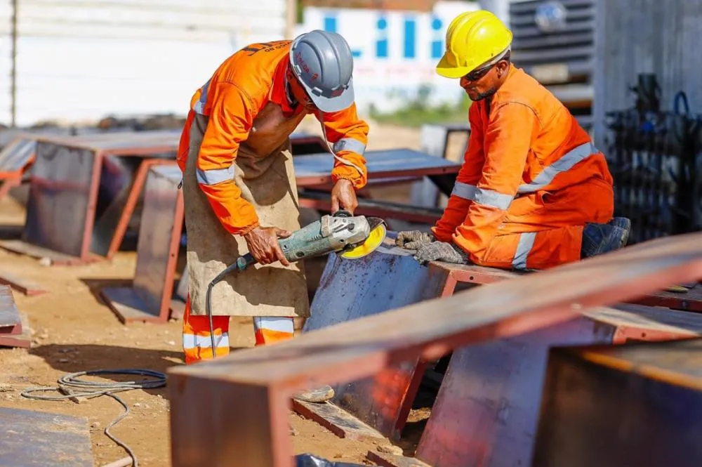 A mudança na jornada de trabalho, com o fim da escala 6x1, será implementada em duas etapas, sem prejuízo salarial aos empregados em geral. Foto: divulgação