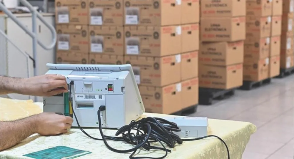 A preparação das urnas eletrônicas segue uma série de procedimentos técnicos destinados a garantir a integridade dos sistemas e o correto registro dos votos (Foto: divulgação)