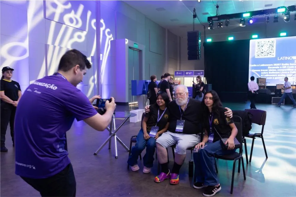 Jovens estudantes puderam trocar experiências com referências da área de tecnologia, como Jon “Maddog” Hall, cofundador da Linux International Foto: Kiko Sierich/Itaipu Parquetec