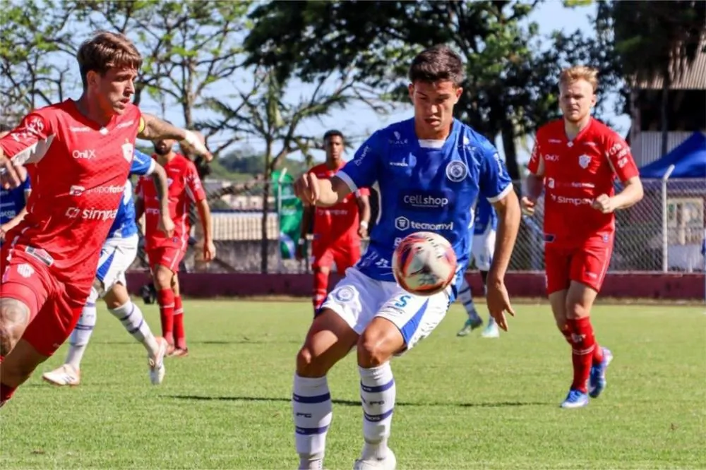 Azulão da Fronteira criou chances, acertou a trave, mas viu o Paranavaí ser mais eficiente nos contra-ataques. Foto: Foz FC