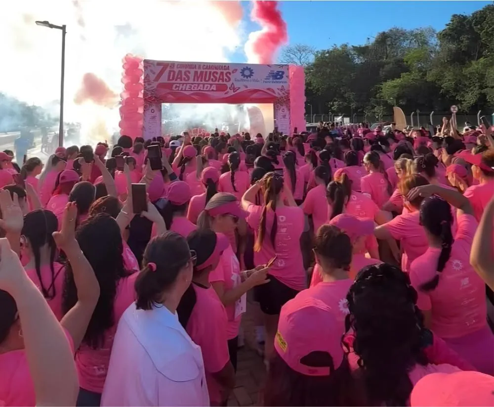 Mais de 2 mil mulheres participaram da 7ª Corrida das Musas, realizada na Vila A, em Foz do Iguaçu, durante o Outubro Rosa.