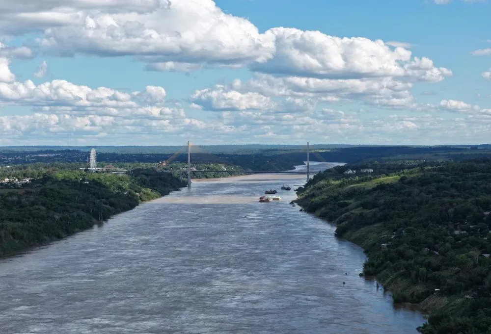 O nível do rio Paraná continua caindo de forma lenta, porém constante.Fotos: William Brisida/Itaipu Binacional.