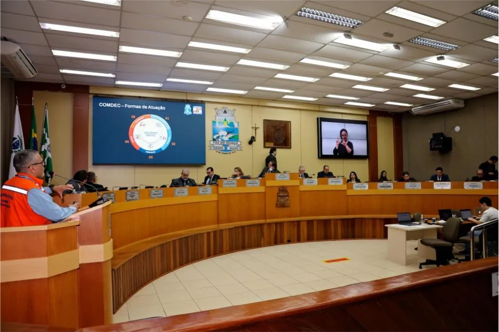 O secretário municipal de Segurança Pública e coordenador da Defesa Civil, Paulo Tinoco, apresentou à Câmara o plano de prevenção para eventos climáticos extremos. Foto: Christian Rizzi/CMFI.