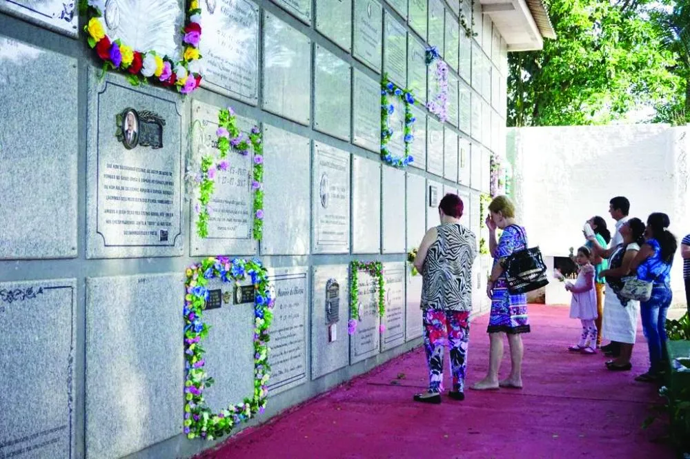Cemitérios estarão abertos para visitação das 7h às 19h, no Dia de Finados.