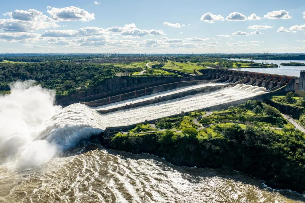 Vertedouro de Itaipu segue com duas calhas abertas. Mesmo com queda de mais de 1 metro, o Rio Paraná ainda está acima da cota normal. Foto: William Brisida/Itaipu Binacional